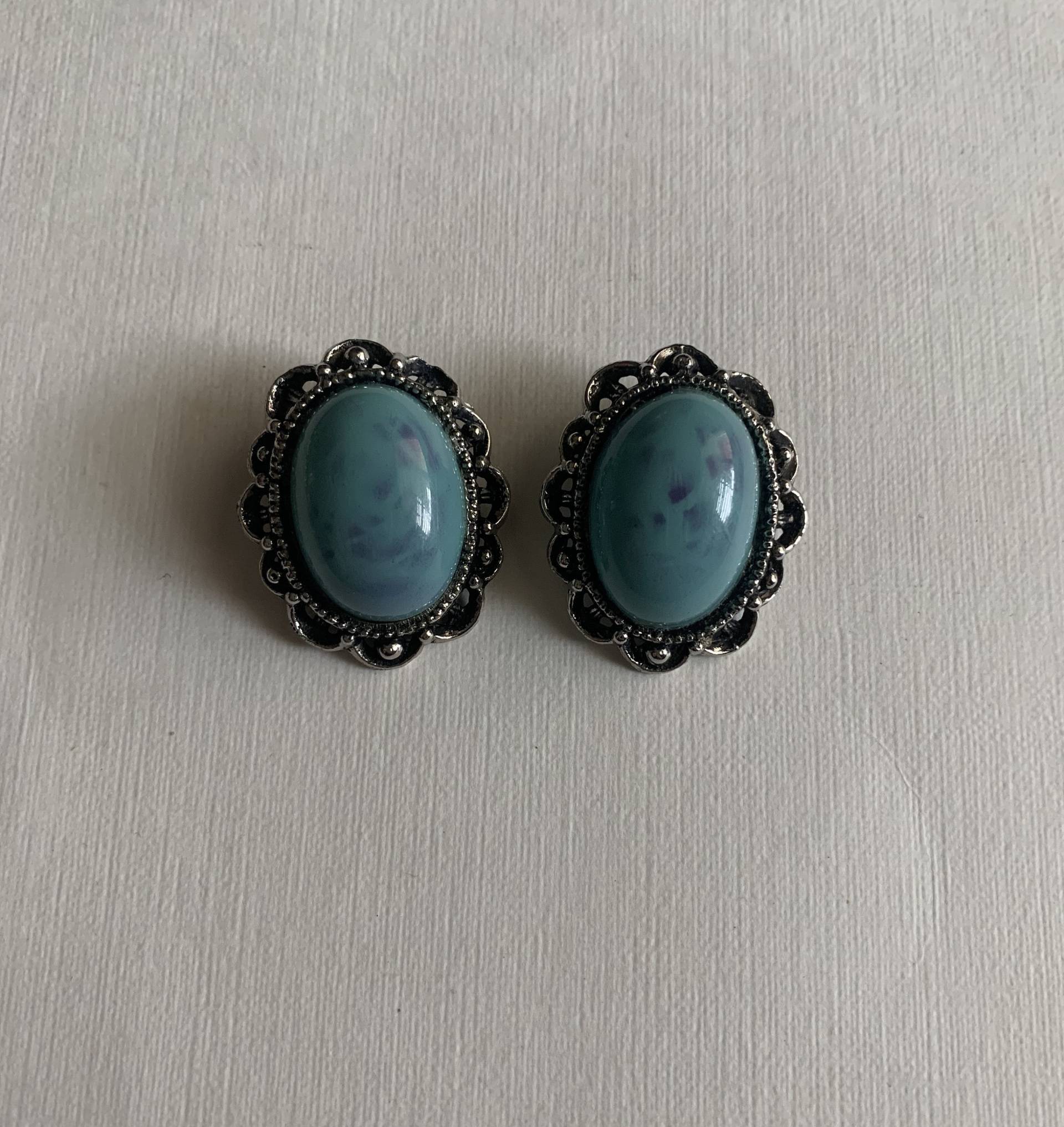 Vintage Silber Ton Strukturierte Kante Blaue Cabochon Klobige Clip Auf Ohrringe Vintage Silber Ton Strukturierte Kante Blaue Cabochon Klobige Clip Auf Ohrringe von lostnfoundcalifornia