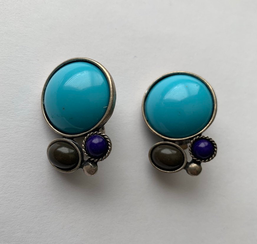 Vintage Silberfarbene Blaue Und Grüne Cabochon-Ohrringe von lostnfoundcalifornia