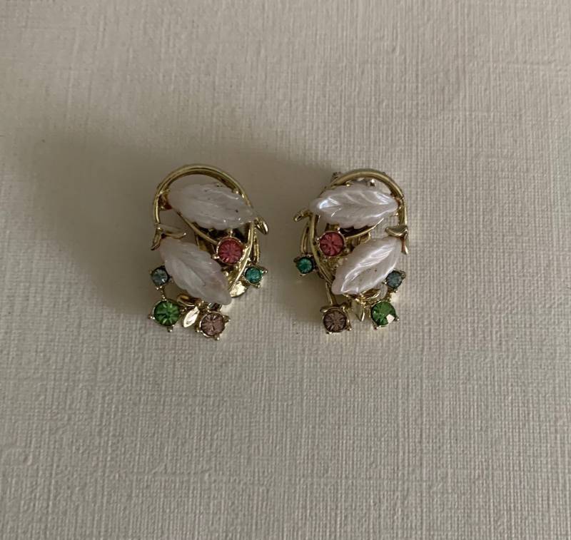 Vintage Silberfarbene Weiße Thermoplast Blatt Mit Bunten Strass-Clips An Ohrringen von lostnfoundcalifornia