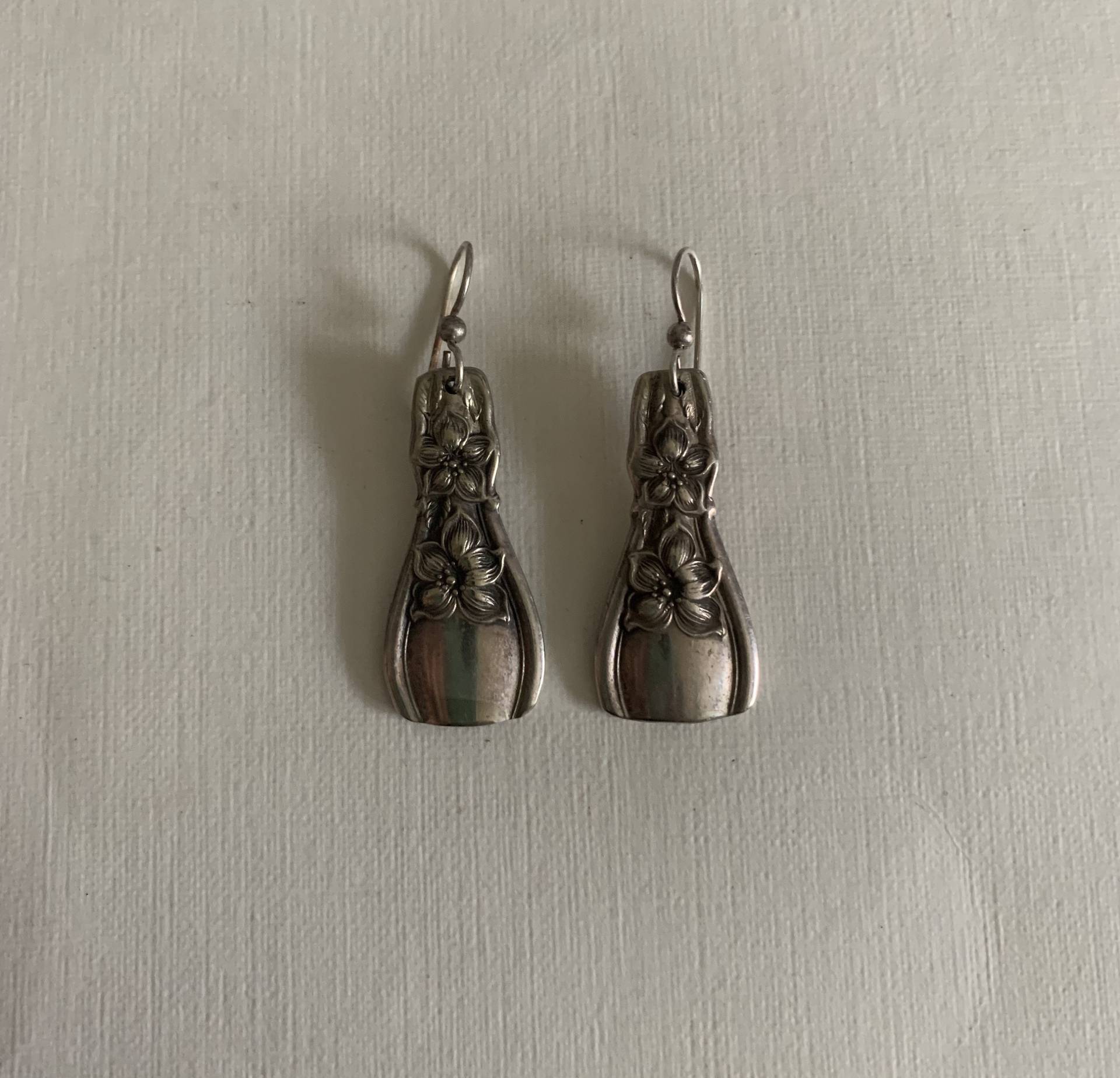 Vintage Sterling Silber Blume Gestempelt Baumeln Haken Durchbohrte Ohrringe Vintage Sterling Silber Blume Gestempelt Baumeln Haken Durchbohrte Ohrringe von lostnfoundcalifornia