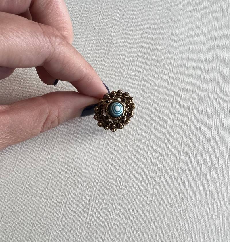 Vintage Vogue Gold-Ton Filigran Gestempelt Mit Blauen Und Weißen Swirl Perle Verstellbaren Ring von lostnfoundcalifornia