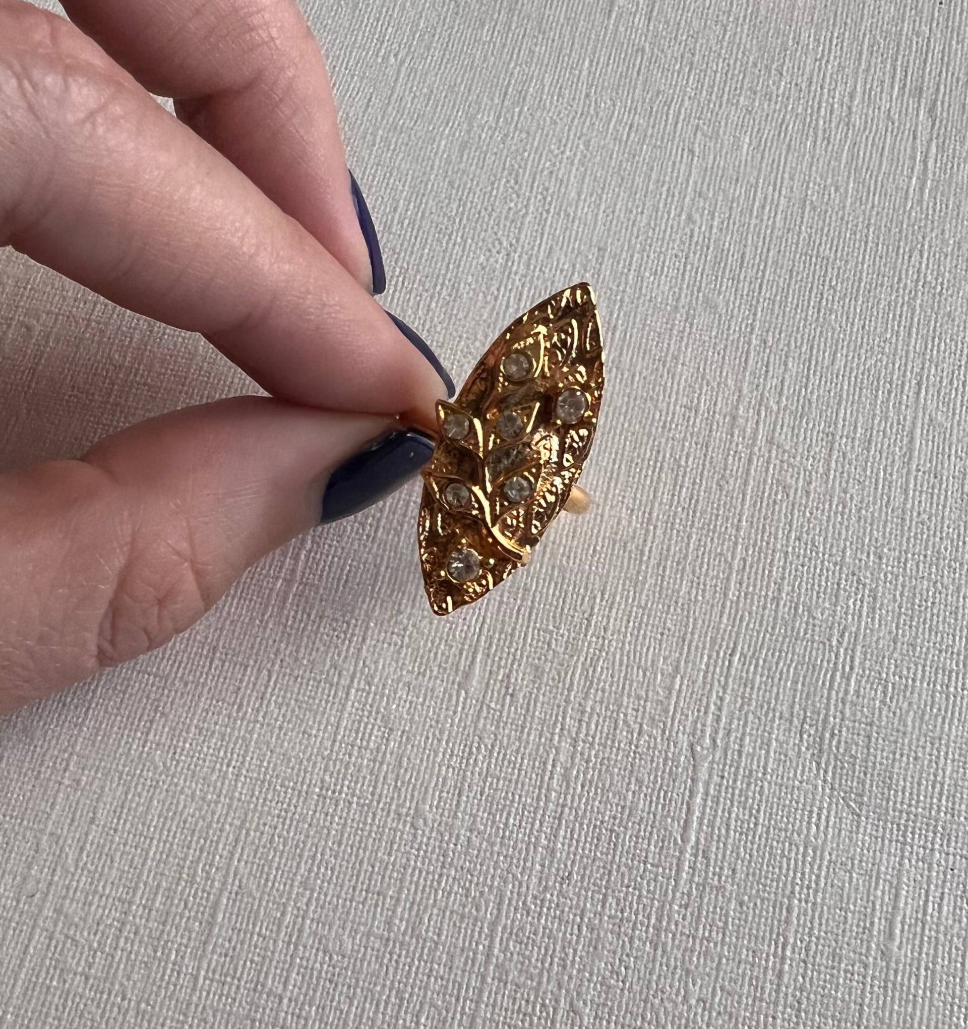 Vintage Vogue Ton Lange Blume Gestempelt Strass Einstellbare Ring Vintage Vogue Ton Lange Blume Gestempelt Strass Einstellbare Ring von lostnfoundcalifornia