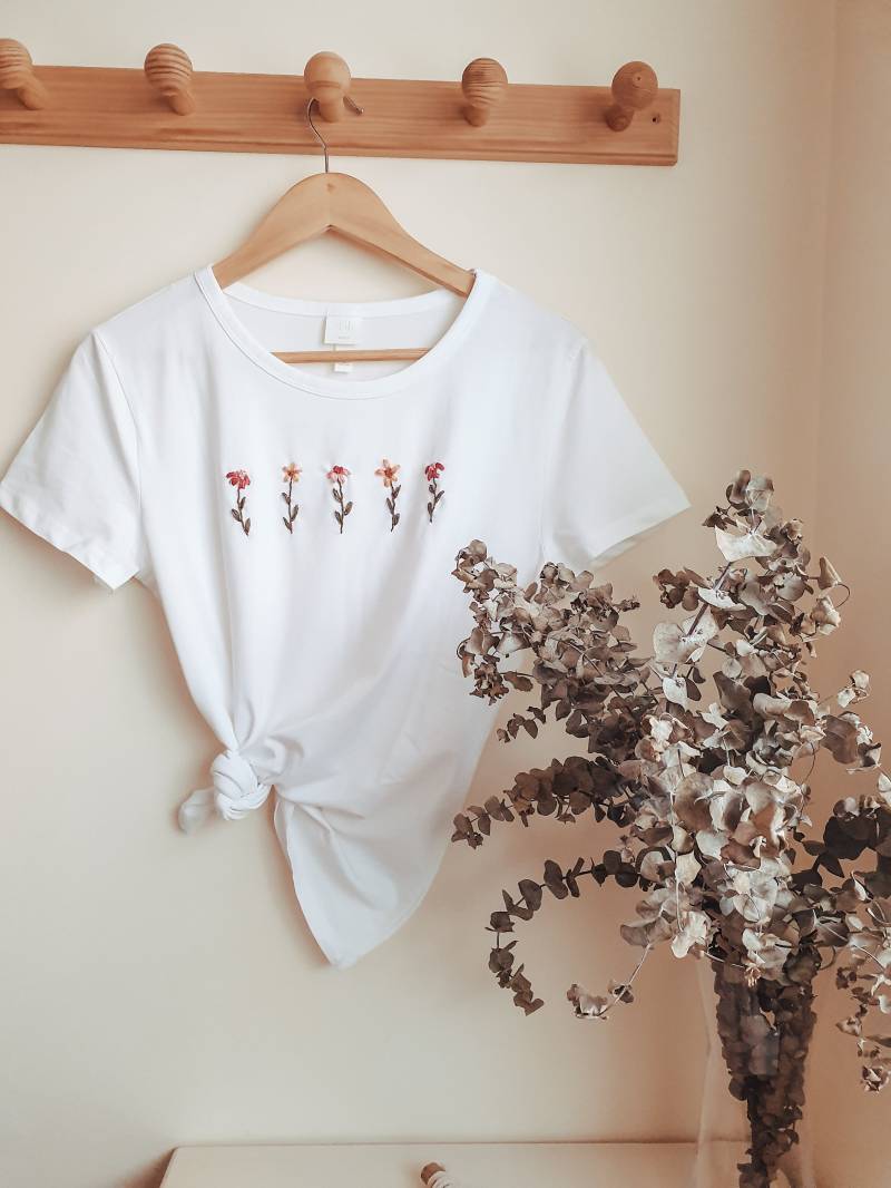 Hand Bestickt Frau Tshirt, Braut Blumen Brautjungfer Personalisierte Benutzerdefinierte Thsirt von lottus