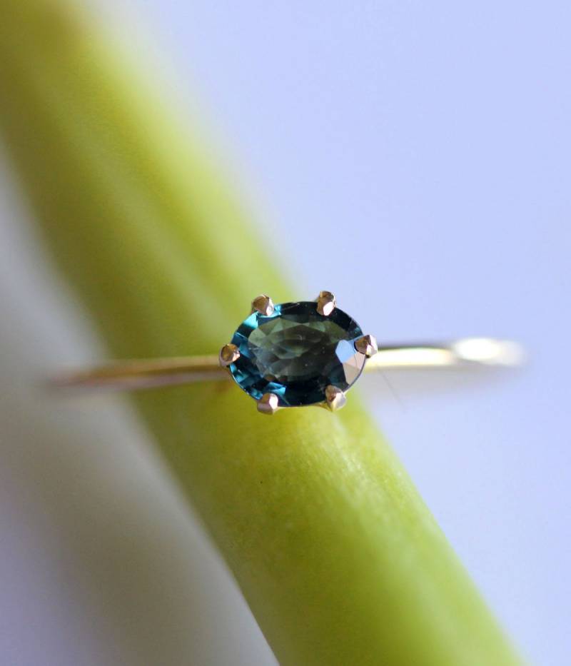 Blaue Prinzessin - Blauer Saphir 14K Goldring, Edelstein Ring, Stapelring, Recycelter Goldring Nach Maß Für Sie von louisagallery