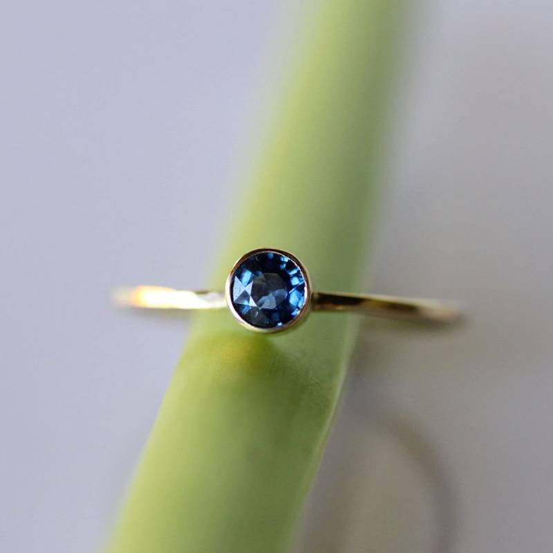 Blauer Saphir 14K Goldring, Edelstein Ring, Stapelring, Recycelter Goldring - Nach Maß Für Sie von louisagallery