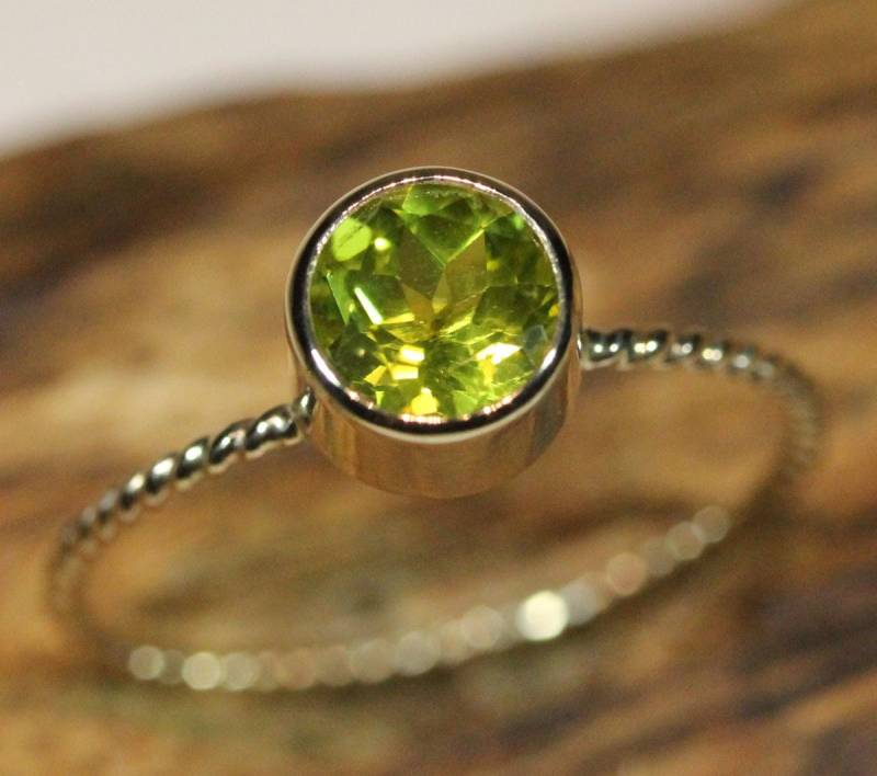 Peridot 14K Goldring, Edelsteinring, Stapelring, Ring Aus Recyceltem Gold - Maßgeschneidert Für Sie von louisagallery