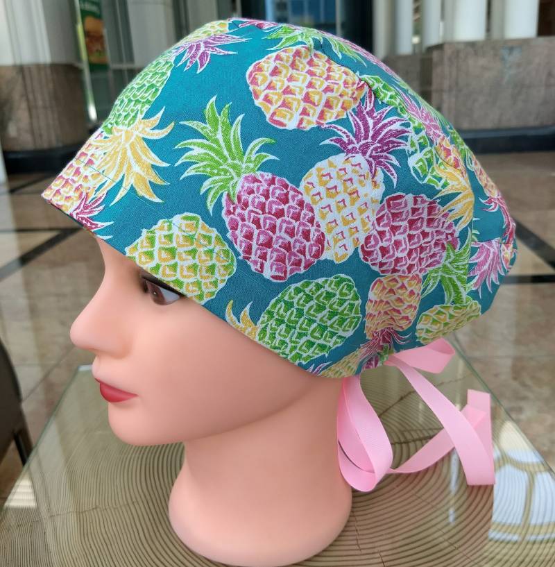 Ananas Auf Aqua Scrub Cap Euro Style Mit Bandbindungen Oder Toggle Cord Lock von louisethefudge