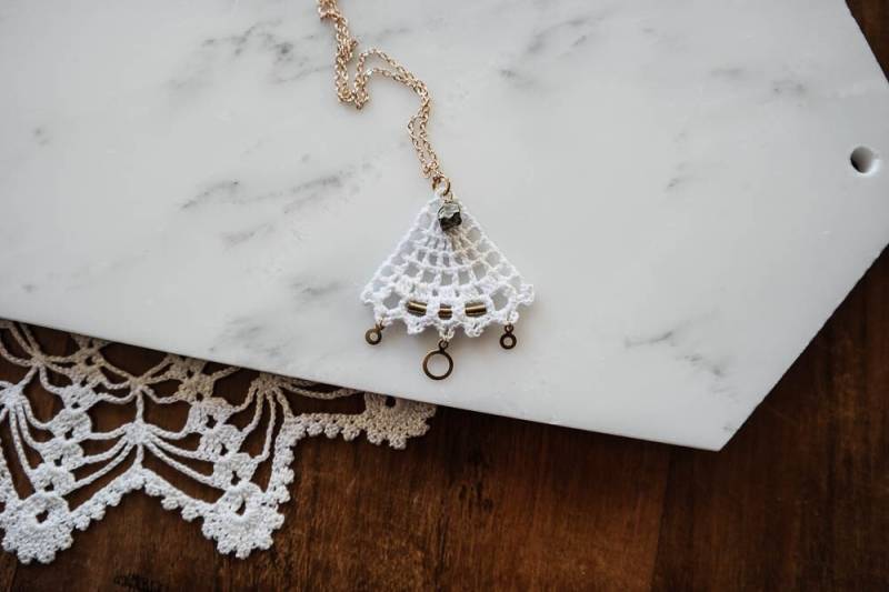 Dreieck Halskette, Moderner Schmuck Aus Messing, Spitze Und Rohem Pyrit Stein von loukippi