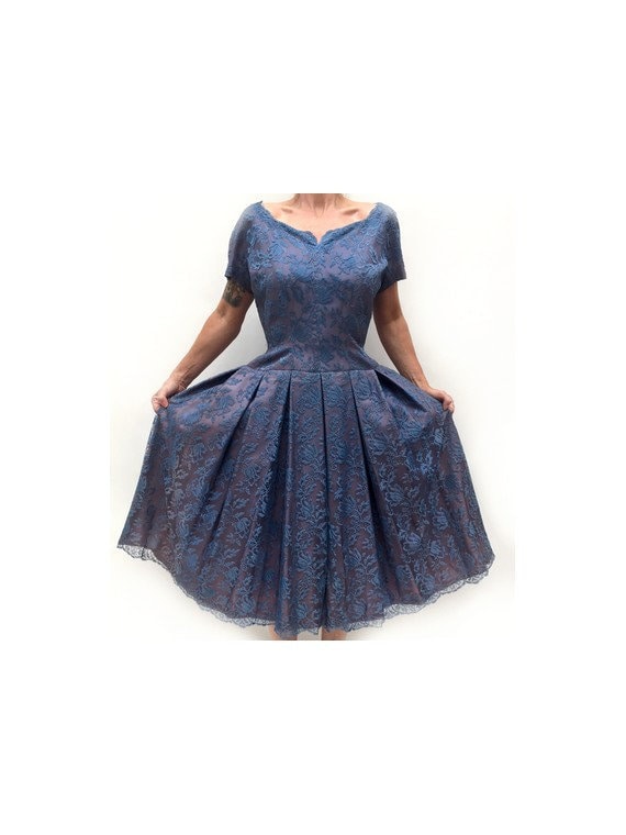 1950S Blue Floral Lace Party Dress - Vintage Cocktail Dress, Uk 12/Us 8 von louloufrenchvintage