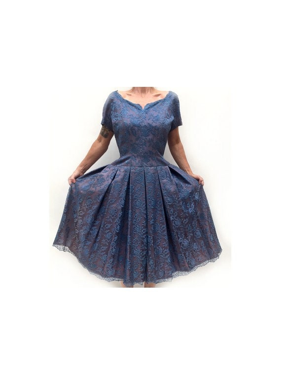 1950S Blue Floral Lace Party Dress - Vintage Cocktail Dress, Uk 12/Us 8 von louloufrenchvintage