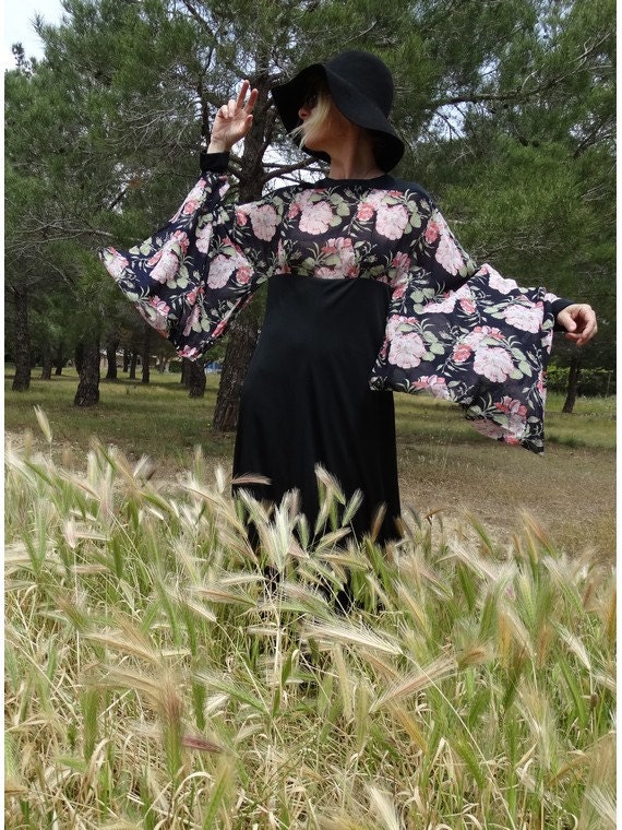 1970Er Jahre Kimono Ärmel Maxi Kleid, Blumen Schwarz Polyester | Us 6 von louloufrenchvintage