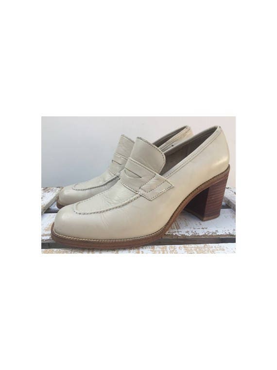 1970S Beige Heeled Mary Janes Moccasins Schuhe Damen Schlupfschuhe Gr. 36, 5-Uk 4-Us 5, 5 von louloufrenchvintage