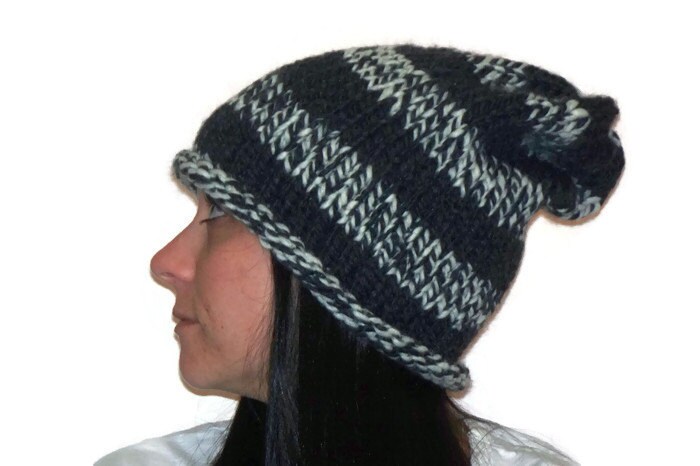 Beanie Mütze, Wintermütze, Grau, Weiß von lousknittingroom