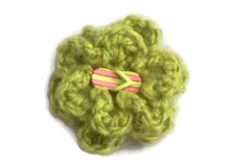 Gehäkelte Blumen Brosche, Grün von lousknittingroom