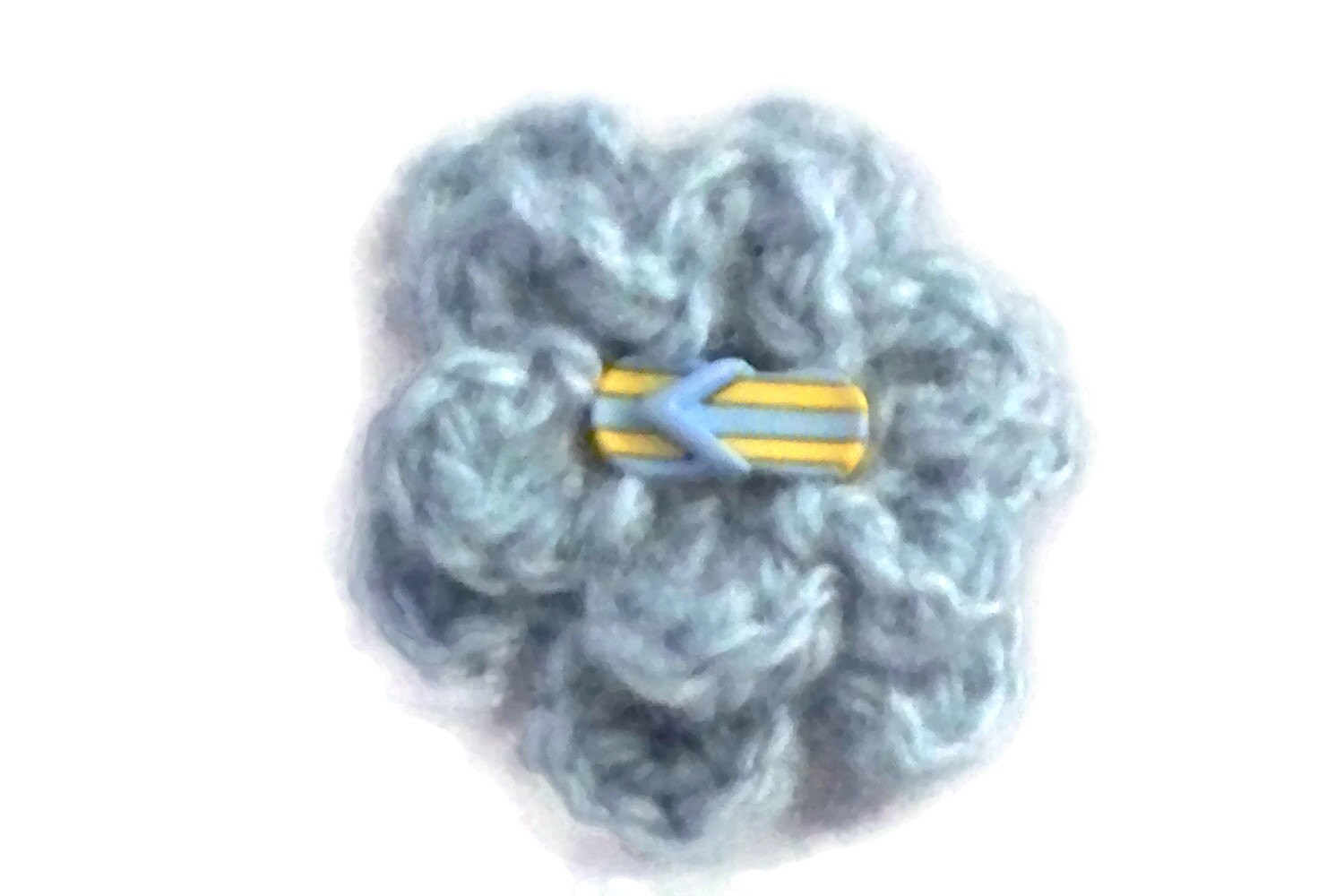 Gehäkelte Blumen Brosche, Hellblau von lousknittingroom