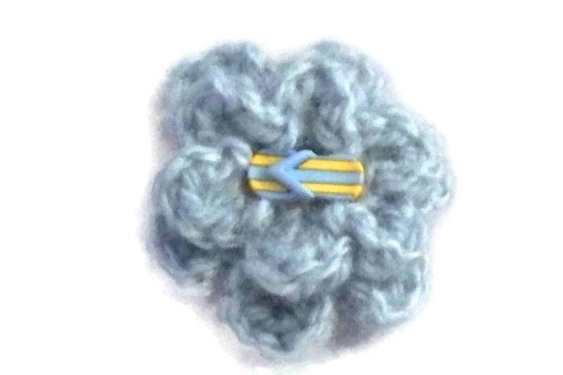 Gehäkelte Blumen Brosche, Hellblau von lousknittingroom