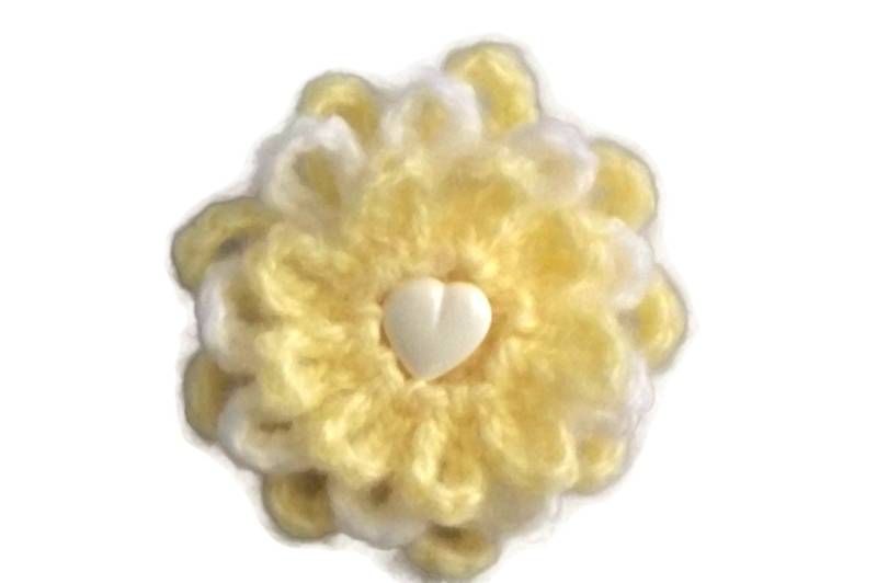 Häkelblume Brosche, Gelb, Weiss von lousknittingroom