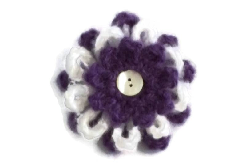 Häkelblume Brosche, Lila, Weiss von lousknittingroom