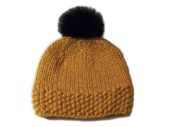 Warme Wintermütze in Der Farbe Butterscotch, Passender Schlauchschal Erhältlich von lousknittingroom