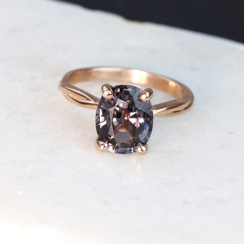 14K Rose Gold Oval Grauer Spinell Solitär Verlobungsring Einzigartige Twist Band Ehering von lovebyohkuol