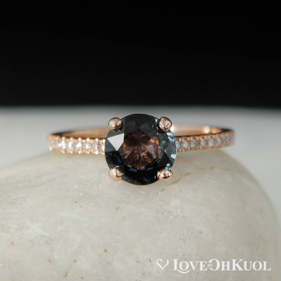 Dunkelgrauer Spinell Verlobungsring 14K Gold, Halb Eternity Diamant Band von lovebyohkuol