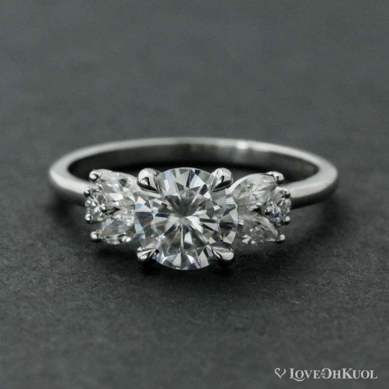 Forever One Moissanit Runder Verlobungsring 14K Weißgold Art Deco von lovebyohkuol