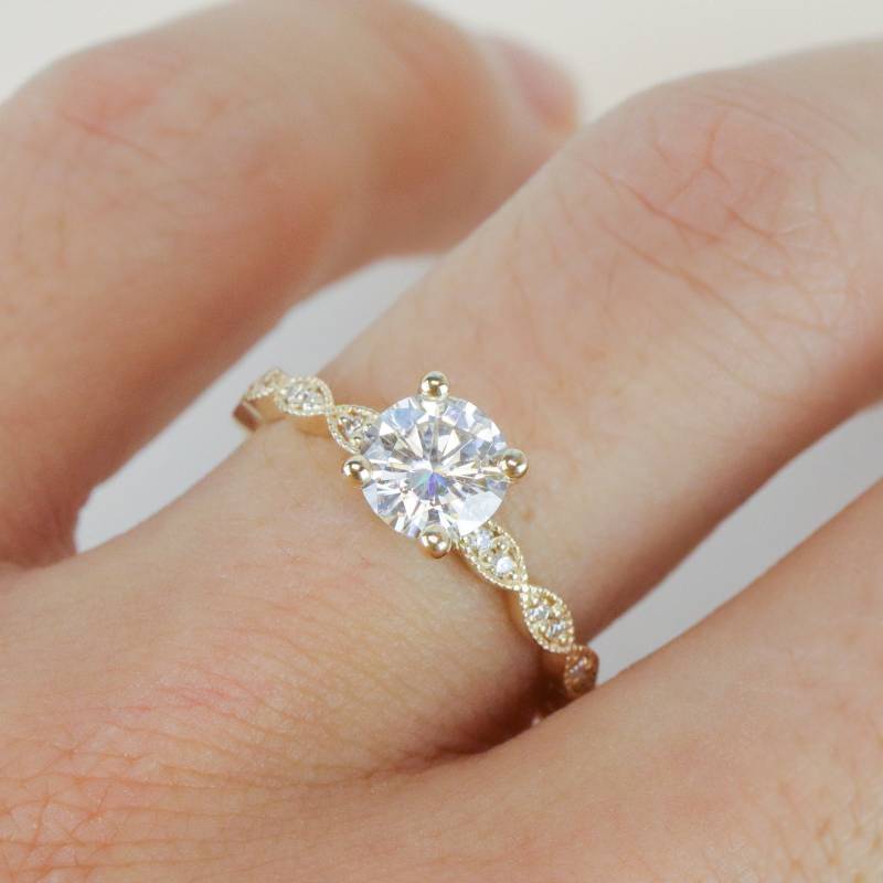 Gelbgold Runder Moissanit Verlobungsring Blatt Milgrain Band, Boho Braut von lovebyohkuol