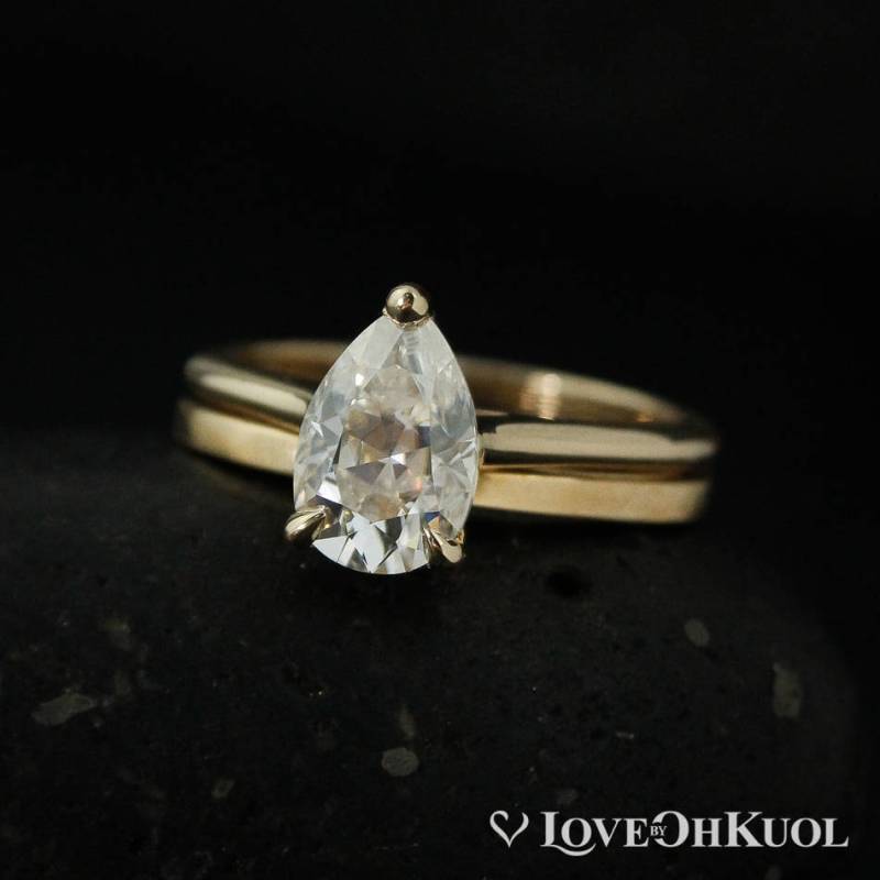 Gold Forever One Moissanite Tropfen Verlobungsring - Schlichter Ehering Brautring Set von lovebyohkuol