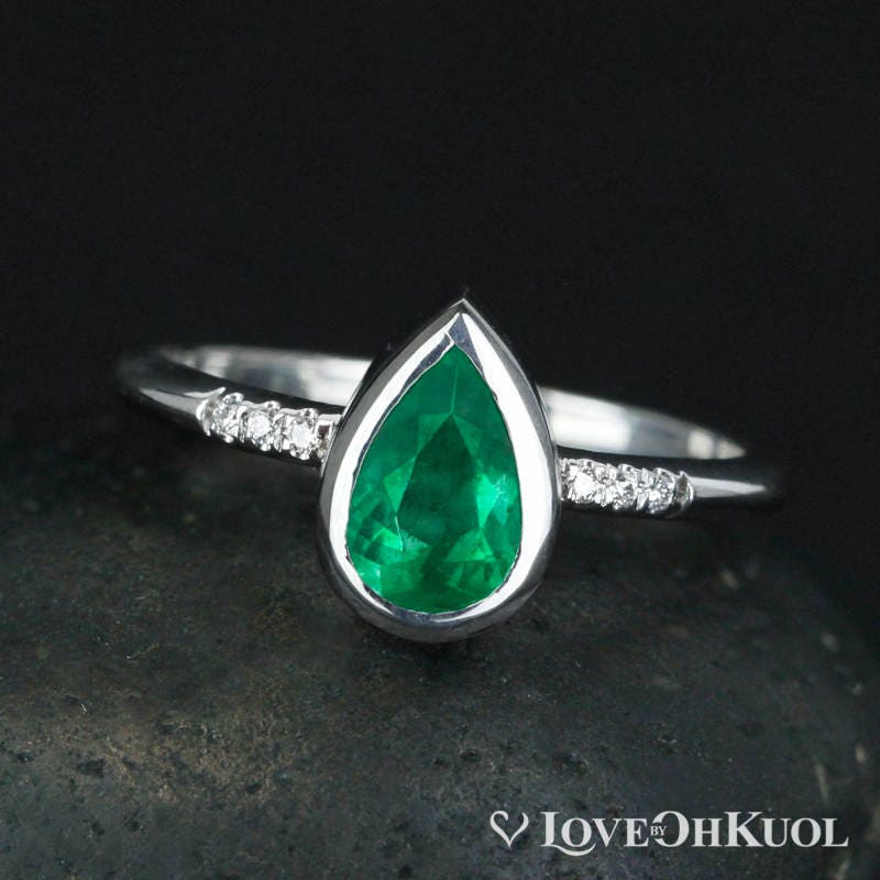 Grüner Smaragdring Im Tropfenschliff, Weißgold | 10Kt von lovebyohkuol