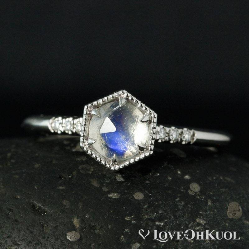 Regenbogen Mondstein Hexagon Verlobungsring Diamant Akzent, 10Kt Gold von lovebyohkuol