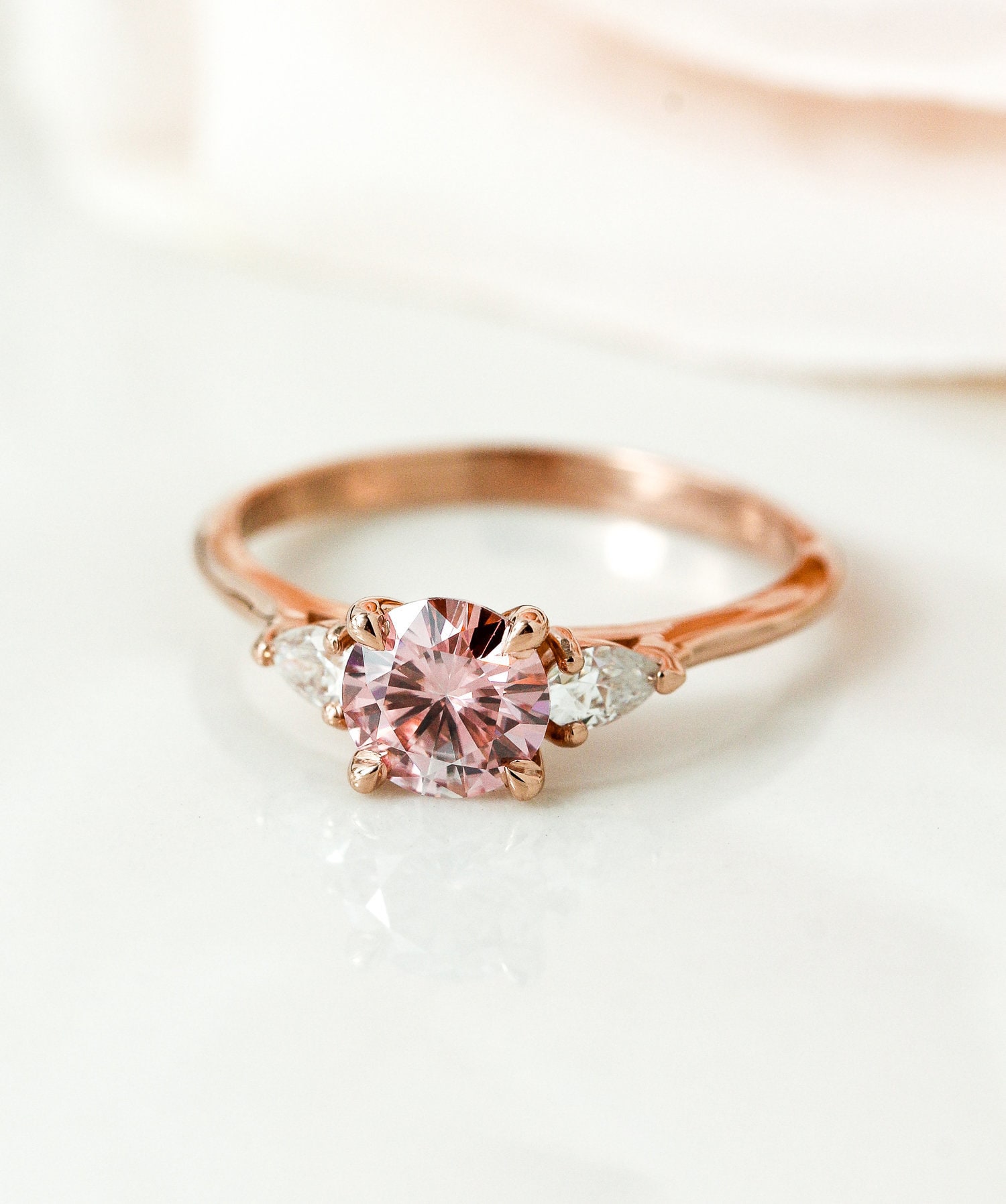 Rosa Moissanit Verlobungsring Rundschliff, 14K Roségold, Tropfen Diamant Akzente von lovebyohkuol
