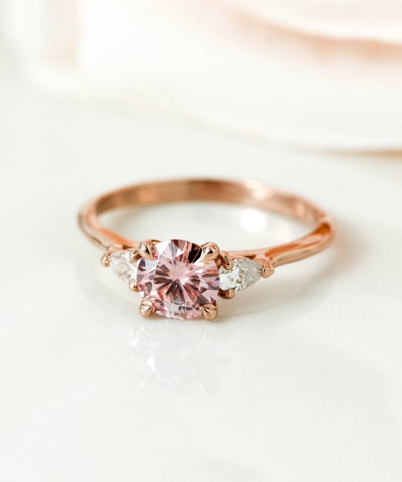 Rosa Moissanit Verlobungsring Rundschliff, 14K Roségold, Tropfen Diamant Akzente von lovebyohkuol