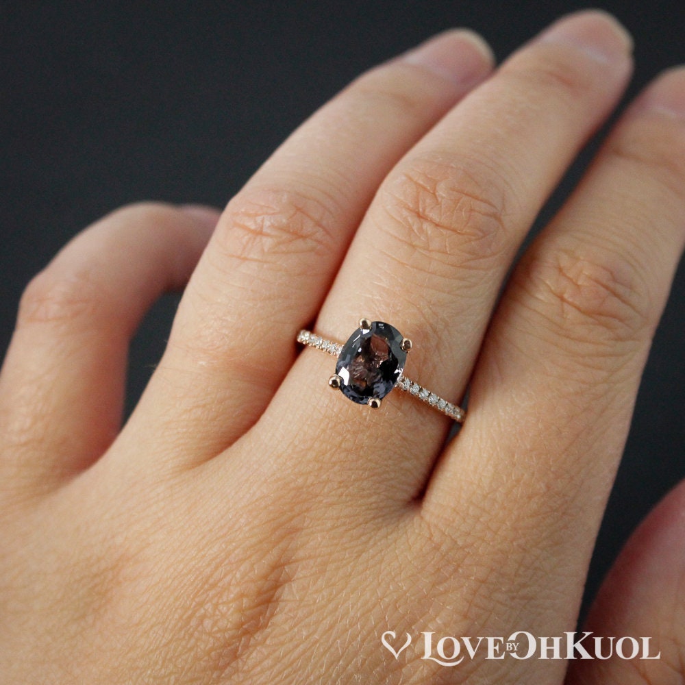 Roségold Oval Graue Spinell Verlobungsring Halbe Eternity Diamant Band von lovebyohkuol