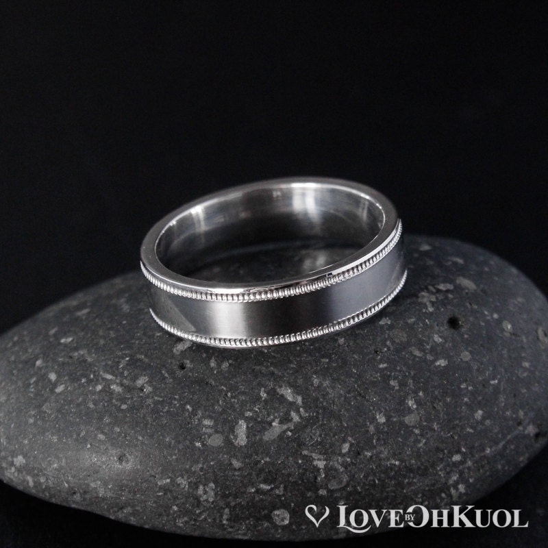 Schlichter Herrenring - Personalisierter Milgrain Band, Flach von lovebyohkuol