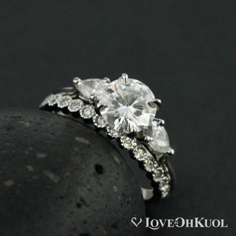 Vintage Moissanit Verlobungsring Set 3-stein Milgrain Diamant Band von lovebyohkuol