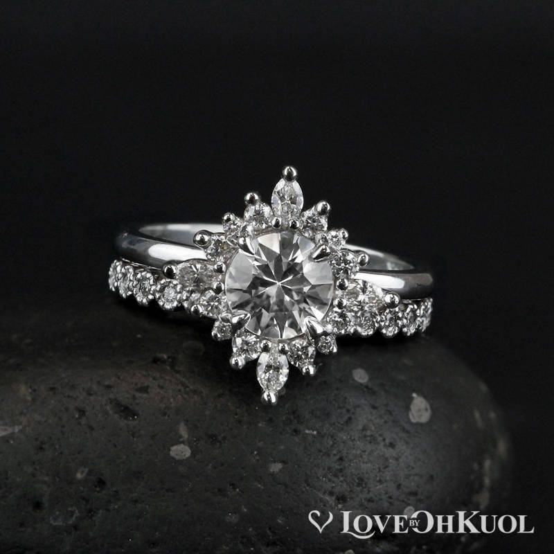 Weißer Saphir Diamant Halo Verlobungsring Set 14Kt Gold Milgrain Band von lovebyohkuol