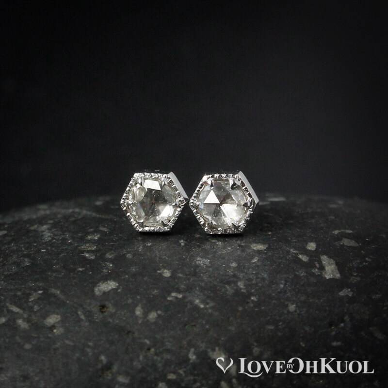 Weißgold Hexagon Diamant Rosenschliff Ohrstecker Milgrained Prong Set Weißgold Hexagon Diamant Rosenschliff Ohrstecker Milgrained Prong Set von lovebyohkuol