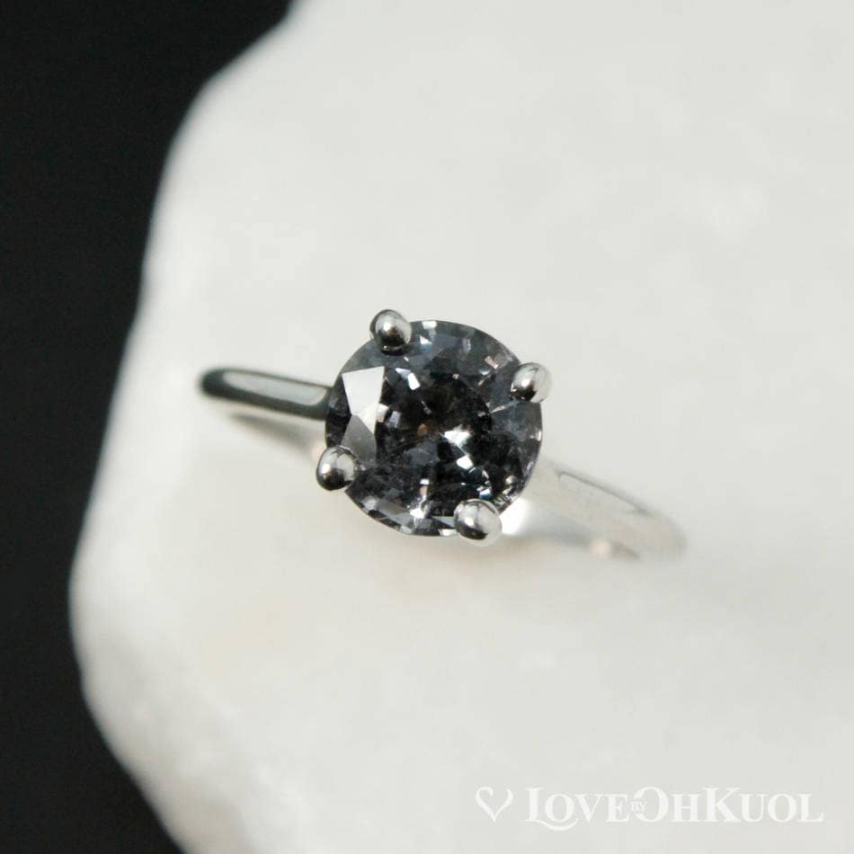 stahlgrauer Spinell Solitär Ring Rund Verlobungsring von lovebyohkuol