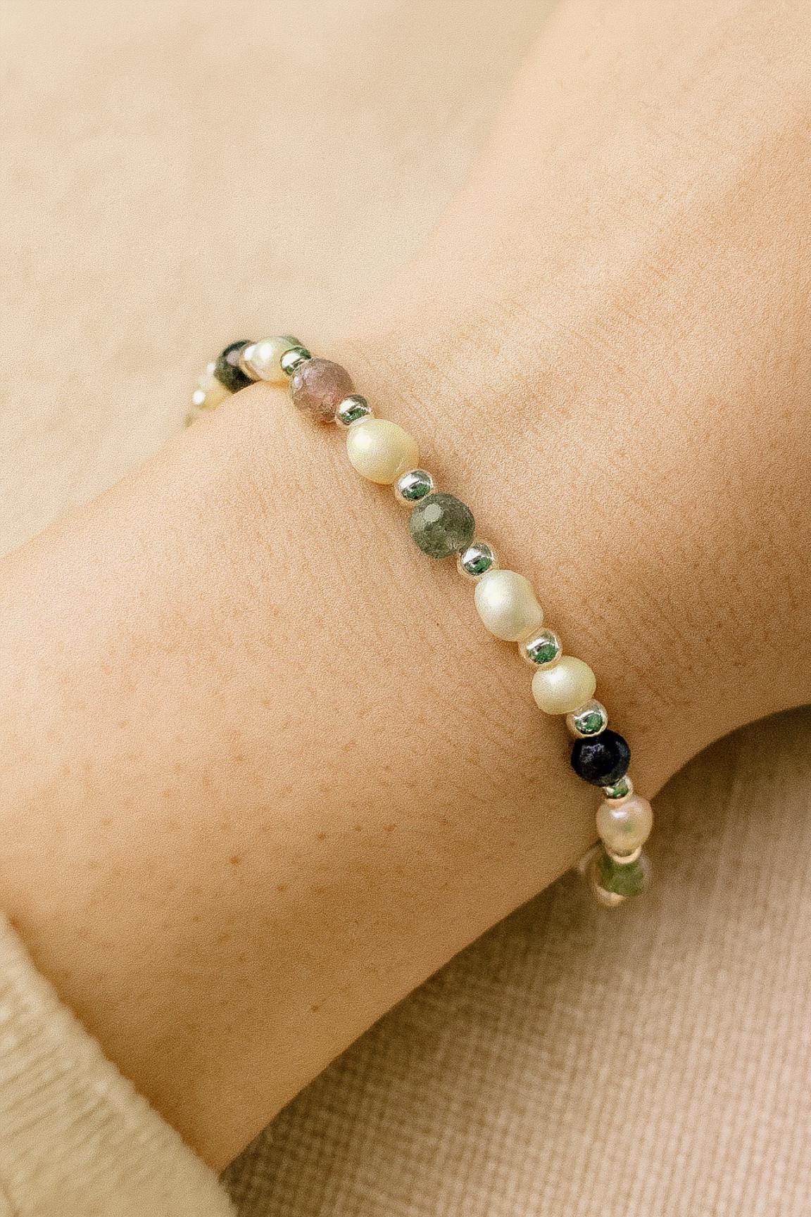 Graviertes Edelstein-/Perlenarmband Bunt Graviertes Edelstein-/Perlenarmband Bunt von lovebytani
