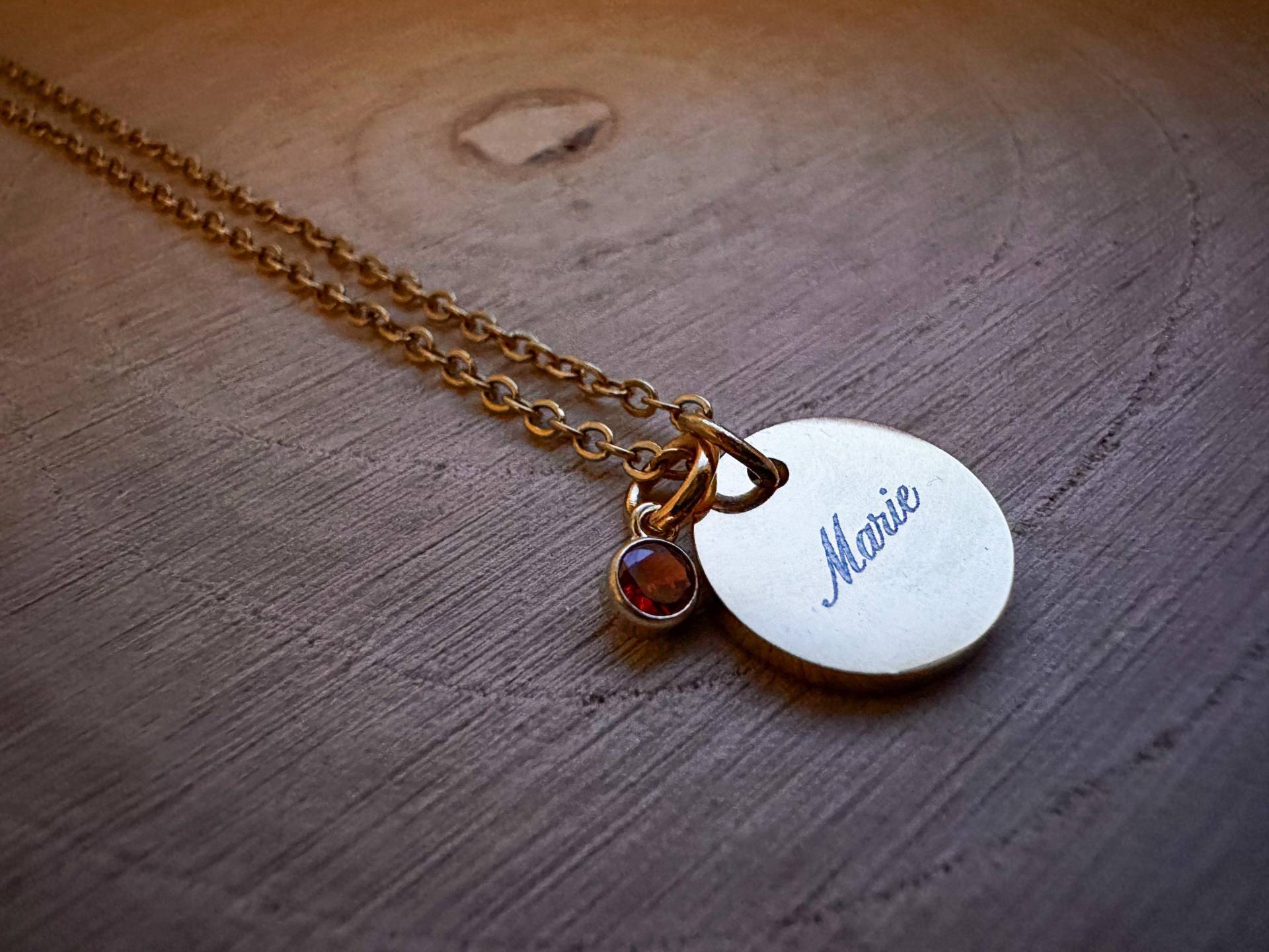 Personalisierte Gravur-Halskette Mit Geburtsstein Runder Kristall & 18 K Gold Charm Oder Silber - Edelstahl Personalisierte Gravur-Halskette Mit Geburtsstein Runder Kristall & 18 K Gold Charm Oder Silber - Edelstahl von lovebytani