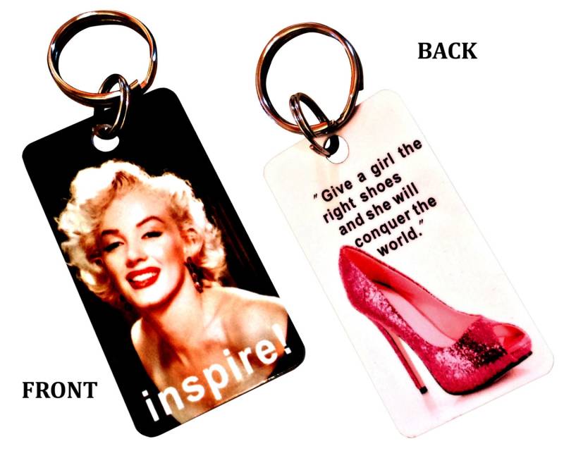 Einzigartiger Schlüsselanhänger - Marilyn Monroe Sammlerstück Mit Berühmtem Zitat "Give A Girl The Right Wunderschönen Schuhe ..." von lovecyprus