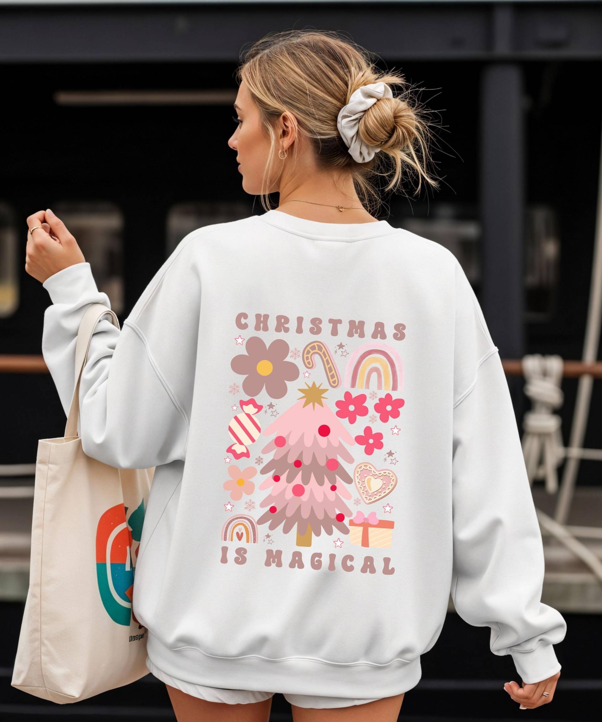 Weihnachtspullover, Boho Christmas, Sweatshirt Pastell Weihnachtsbaum, Weihnachtsgeschenk, Geschenkidee, Christmas Ist Magical von lovedinadesign