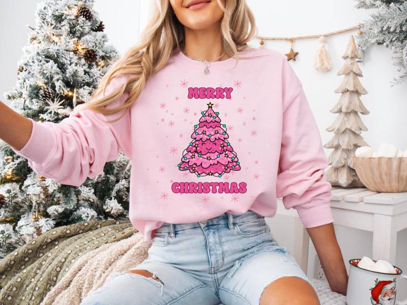 Weihnachtspullover, Rosa Baum Pullover, Sweatshirt Christmas, Weihnachtsgeschenk, Pink Geschenkidee, Weihnachtsbaum von lovedinadesign