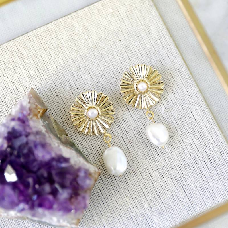 Gold Blume Ohrstecker Süßwasser Perle Tropfen, 1.5" Gold Blume Ohrstecker Süßwasser Perle Tropfen, 1.5" von lovelikestyle