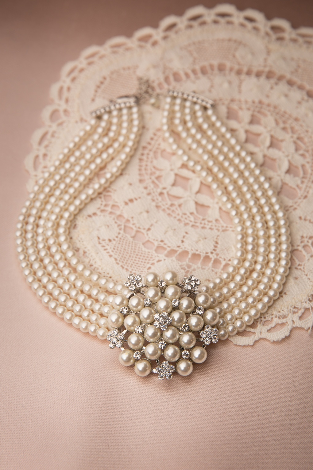 Audrey Choker-Halskette mit cremefarbenen Perlen von lovely