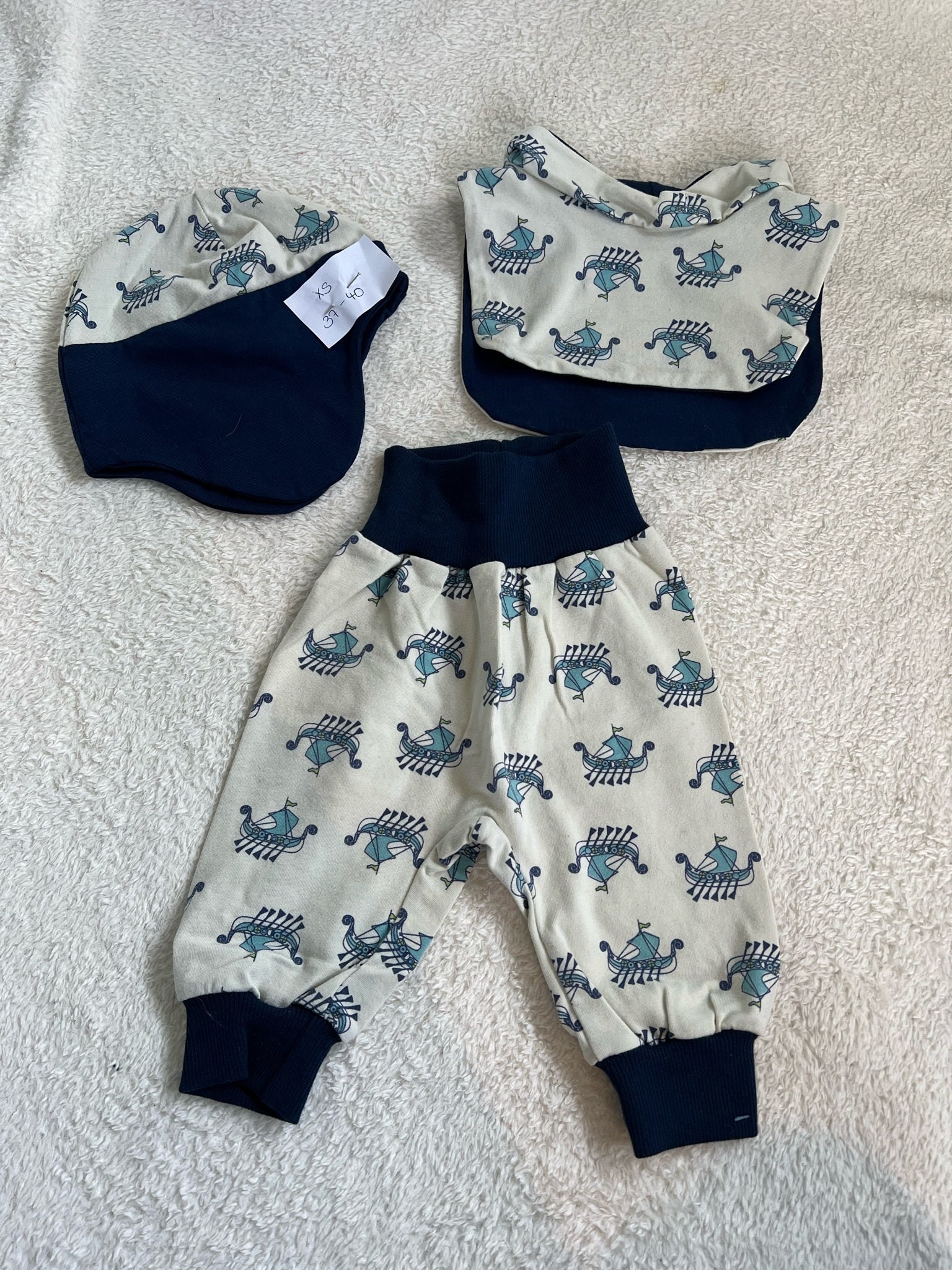 Baby-Pumphose Mit Mütze Und Schal Baby-Pumphose Mit Mütze Und Schal von lovelyCountrylife