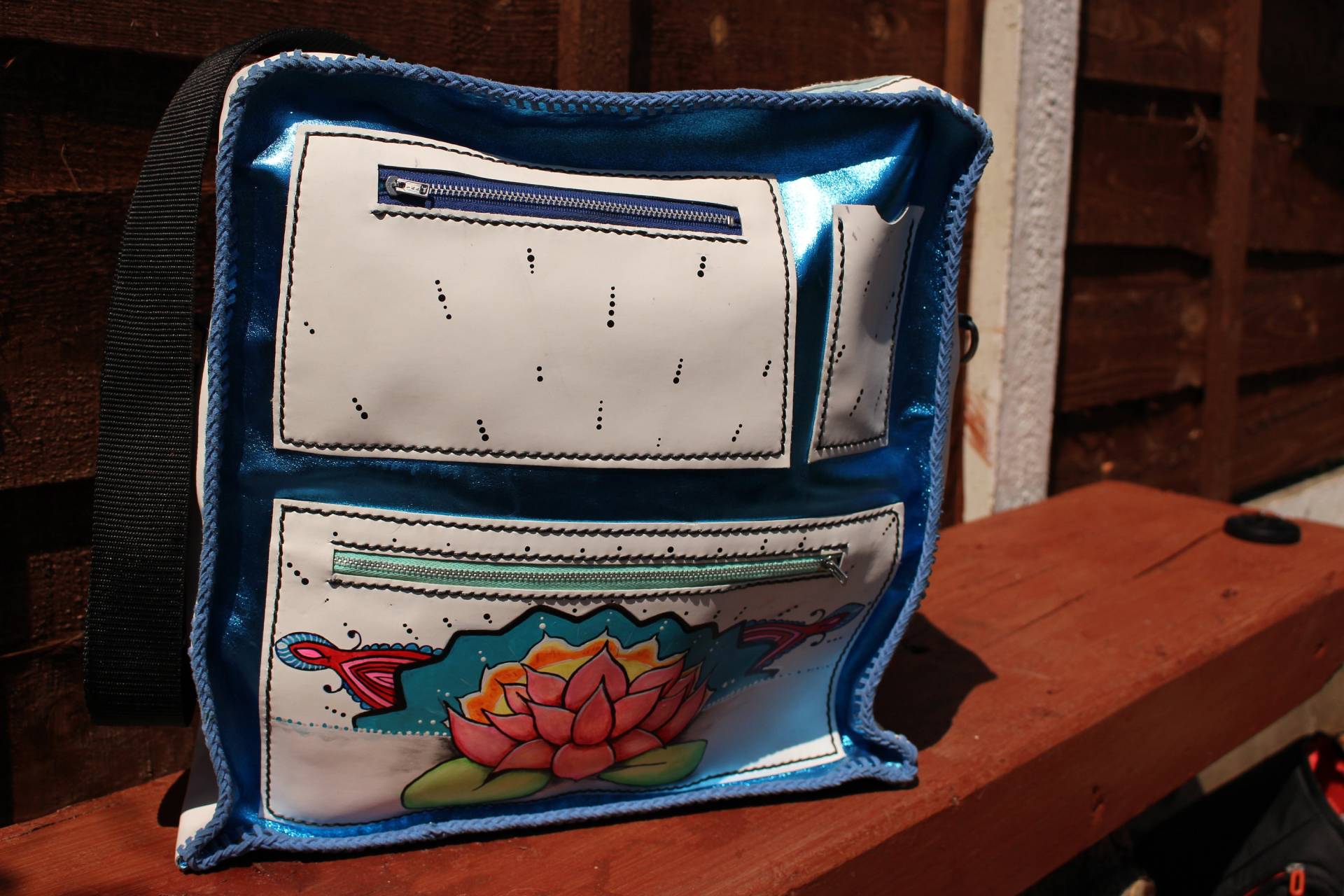 Metallic Sport Oder Studium Messenger Tasche. Handgefertigt Mit Handbemaltem Lotusblumen-Design Metallic Sport Oder Studium Messenger Tasche. Handgefertigt Mit Handbemaltem Lotusblumen-Design von lovelylittleleather