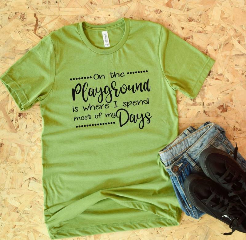 Auf Dem Spielplatz Ist, Wo Ich Die Meisten Meiner Tage Verbringe Shirt - Kita Lehrer Mama Oma Weihnachtsgeschenk Shirts von lovemighty