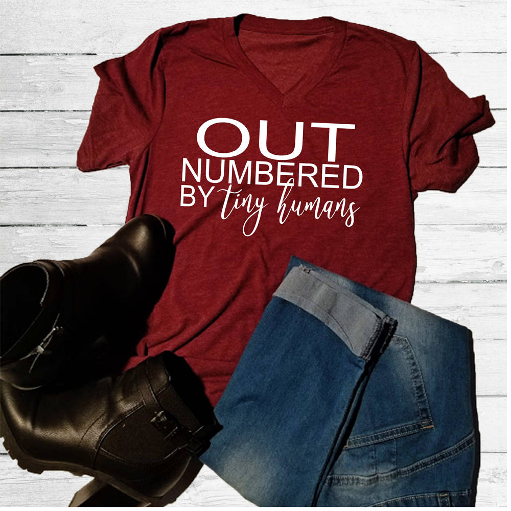 Aus Nummeriert Von Winzigen Menschen Shirt Mama Süßes Für Neue Mutter Geschenk V-Ausschnitt Niedliches Gemütliches Ihre Grafik-T-Shirt von lovemighty