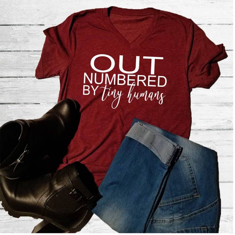 Aus Nummeriert Von Winzigen Menschen Shirt Mama Süßes Für Neue Mutter Geschenk V-Ausschnitt Niedliches Gemütliches Ihre Grafik-T-Shirt von lovemighty